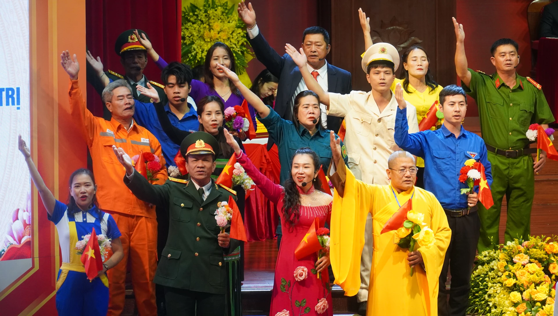 Các tầng lớp Nhân dân chào mừng Đại hội - Ảnh: N.M