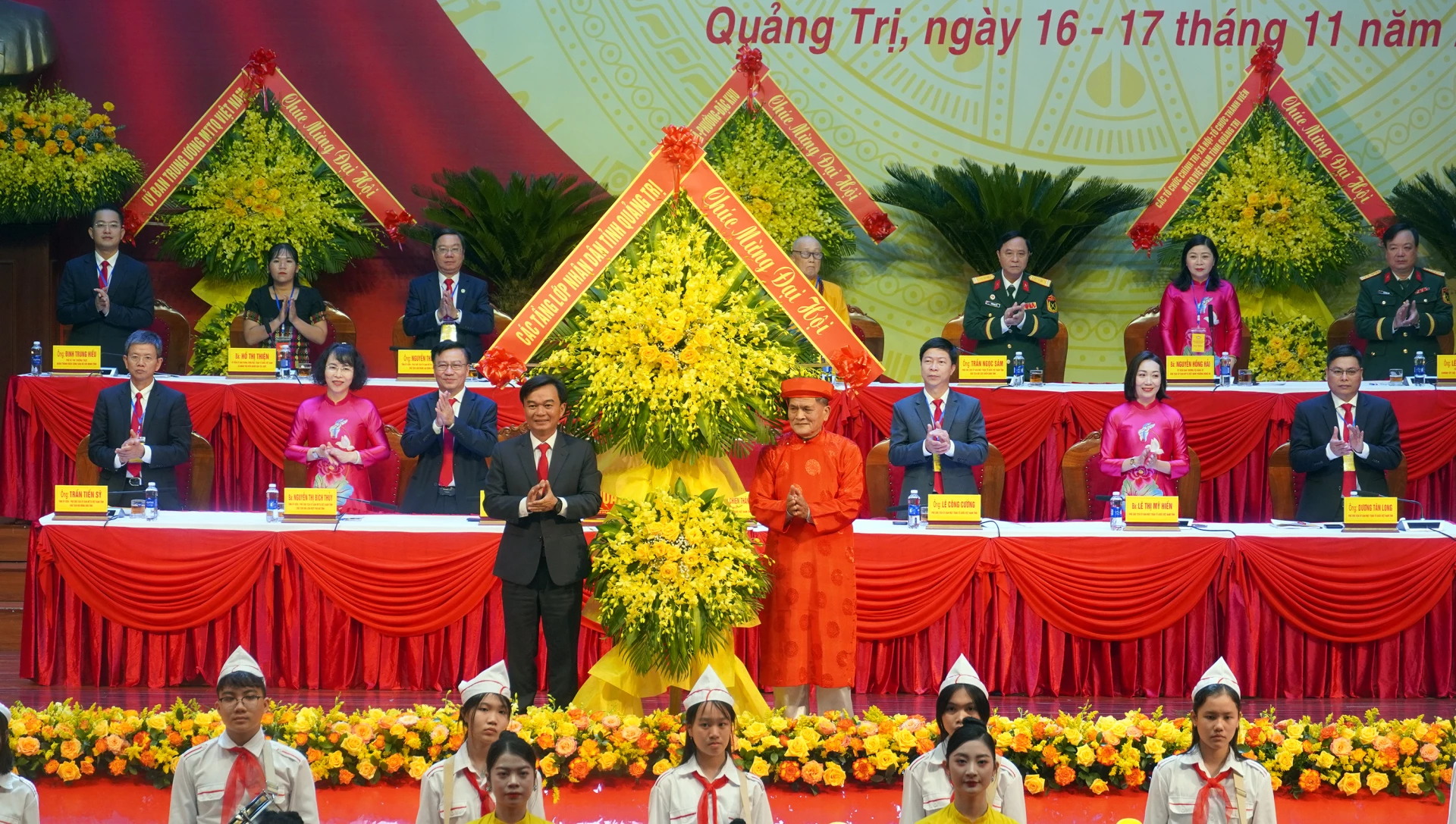 Đoàn Đại biểu các tầng lớp nhân dân tặng hoa chúc mừng Đại hội - Ảnh: N.M