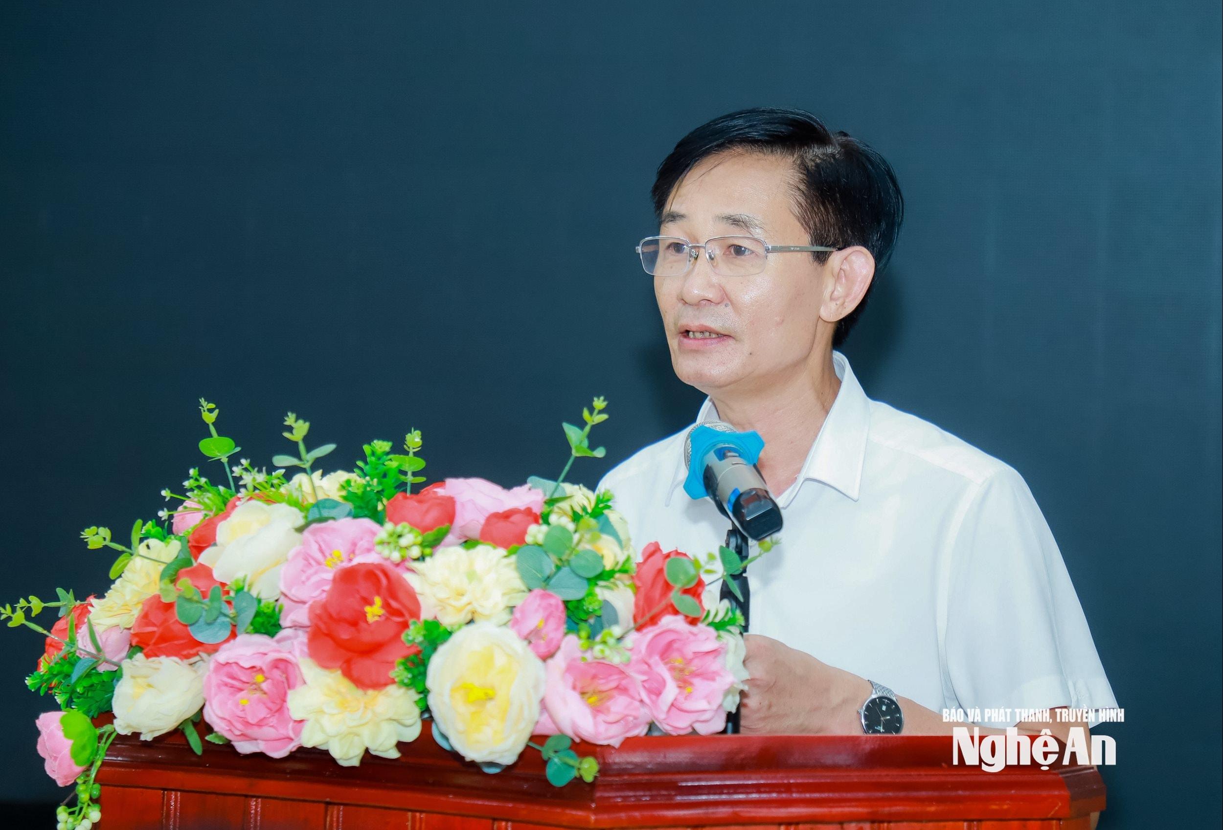 Đồng chí Trường Minh Cương - Bí thư Đảng ủy, Chủ tịch HĐND xã Quế Phong trình bày báo cáo trung tâm tổng hợp tình hình 5 xã. Ảnh: Thành Duy