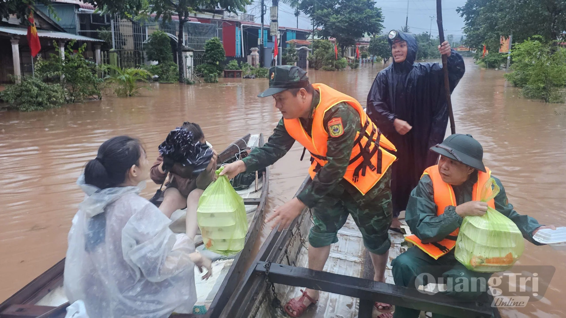 Cán bộ chiến sĩ Đồn biên phòng cửa khẩu Quốc tế Lao Bảo đến từng nhà dân bị cô lập để hỗ trợ từng phần cơm.- Ảnh: PK