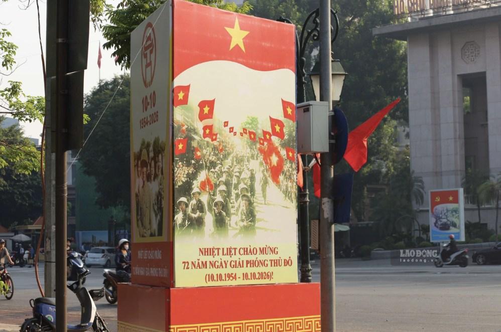 Các pa-nô tuyên truyền được bố trí tại các tuyến đường, góp phần tạo không khí chào mừng ngày lễ. Ảnh: Kim Thủy