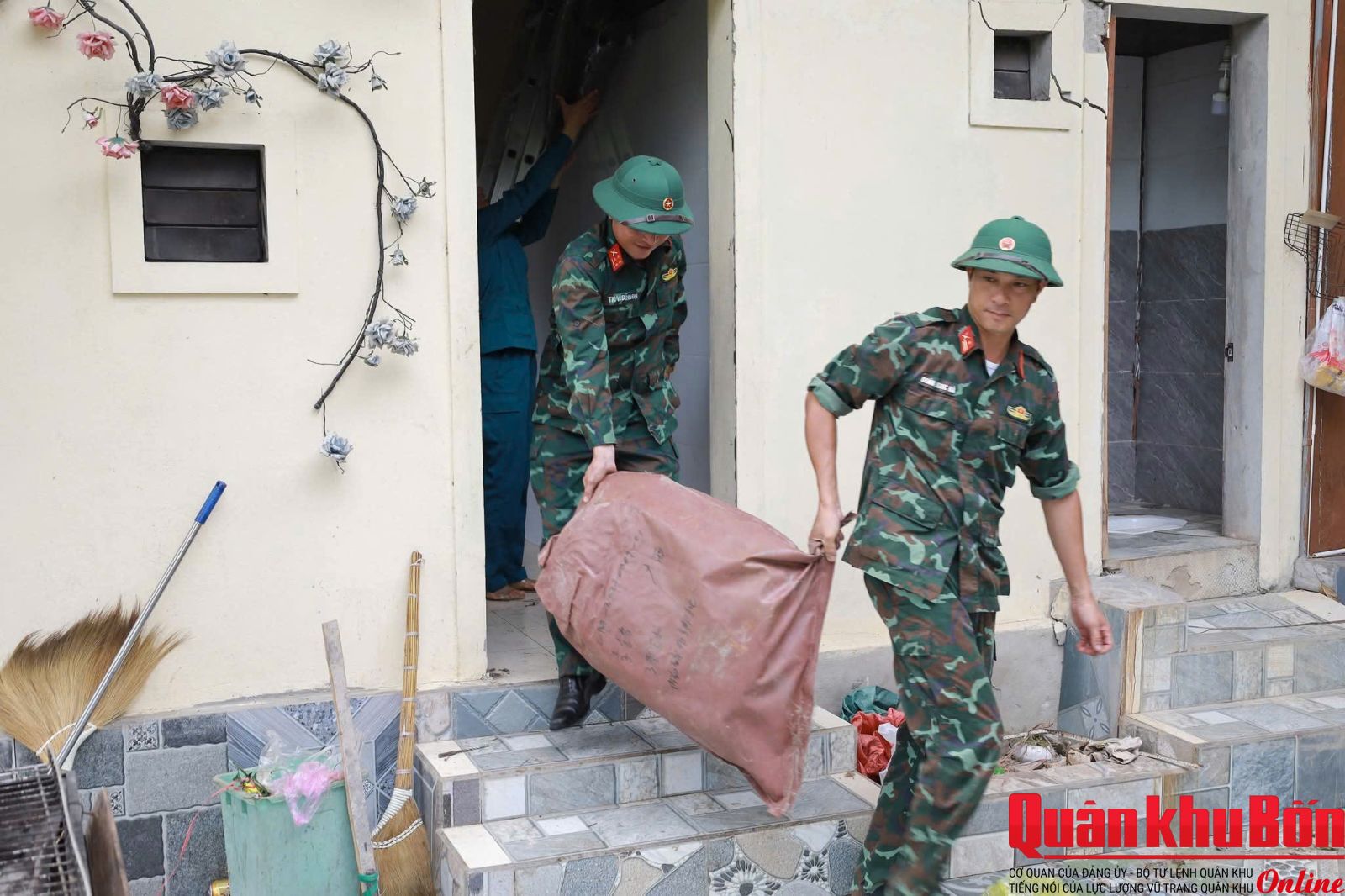 Dựng mái ấm, vun đắp nghĩa tình