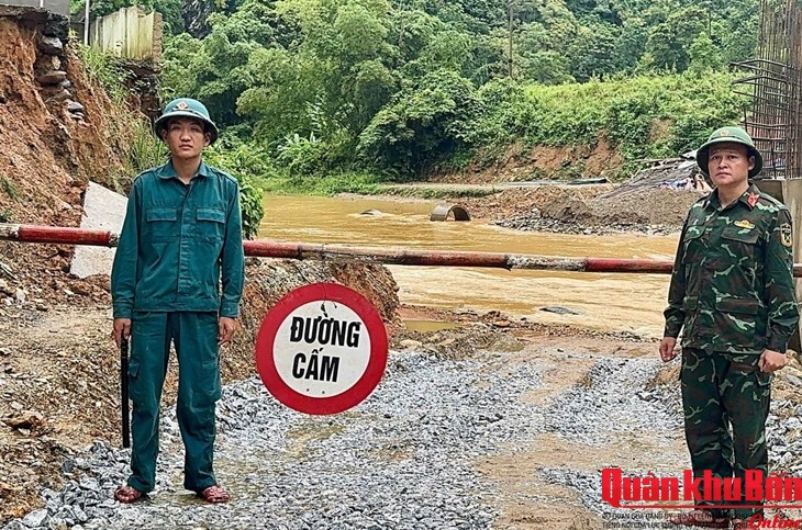 Nghệ An: Bộ đội, dân quân vượt lũ trong đêm đưa người dân đi cấp cứu