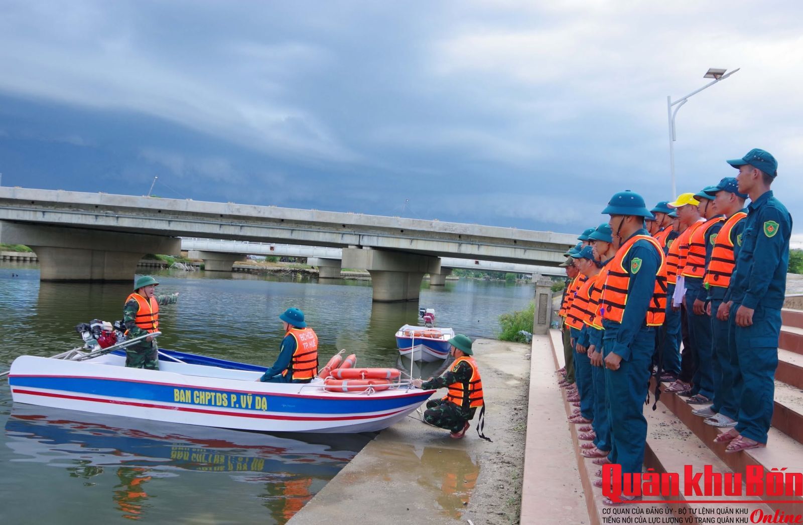Quân đội chủ động ứng phó với mưa lũ, ngập lụt